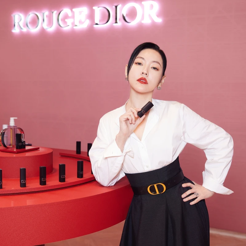 小S徐熙娣以迪奧超完美持久唇膏#840展現極致霧唇魅力。