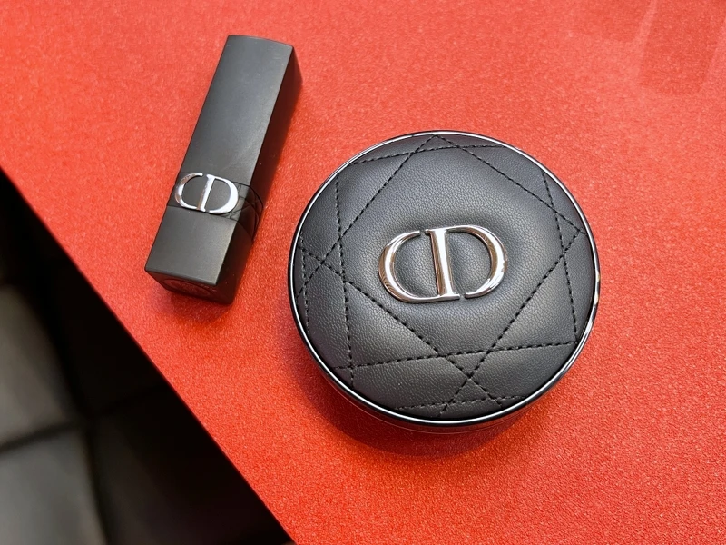 DIOR 迪奧超完美持久唇膏擁有質感霧面黑色外觀。 DIOR 迪奧超完美持久唇膏擁有質感霧面黑色外觀。