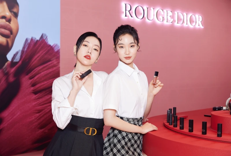 小S徐熙娣使用迪奧超完美持久唇膏#840、Lily許韶恩擦上迪奧超完美持久唇露#637。 小S徐熙娣使用迪奧超完美持久唇膏#840、Lily許韶恩擦上迪奧超完美持久唇露#637。