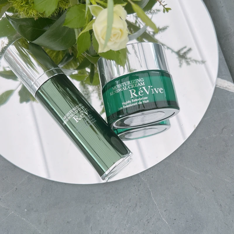 RéVive 2022年新品光采再生活膚日霜SPF30與光采再生活膚乳液。
