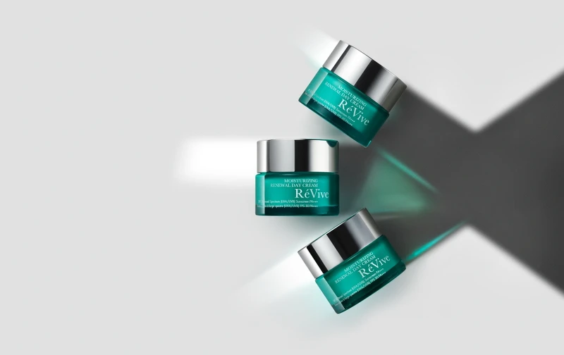 RéVive光采再生活膚日霜SPF30形象圖。RéVive光采再生活膚日霜SPF30 50ml，NT6,800