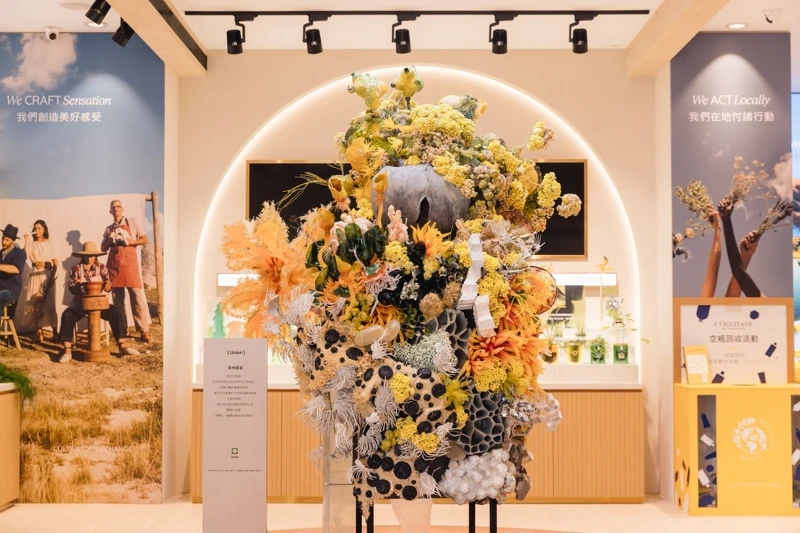 L’OCCITANE歐舒丹永續體驗區現場，有著台灣藝術家李霽將空瓶化為藝術的創作。