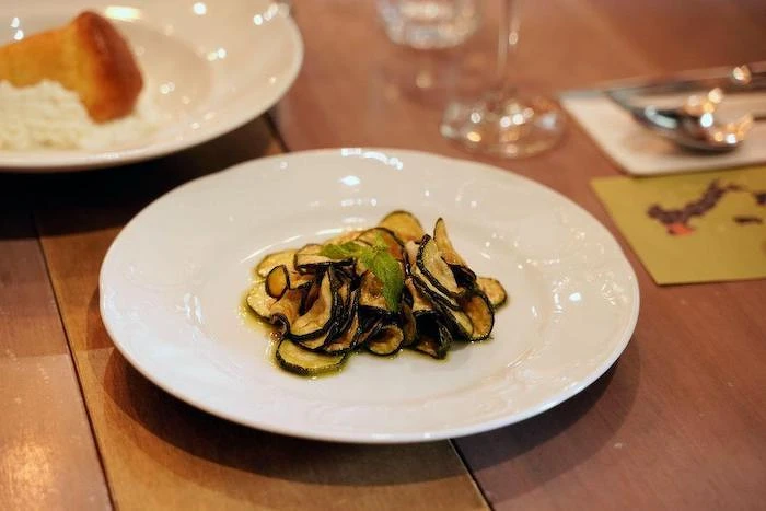 醋漬櫛瓜(Zucchine alla scapece)。 醋漬櫛瓜(Zucchine alla scapece)。