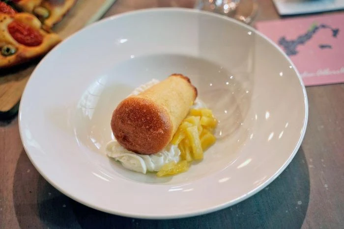 蘭姆巴巴(Baba au rhum)。 蘭姆巴巴(Baba au rhum)。