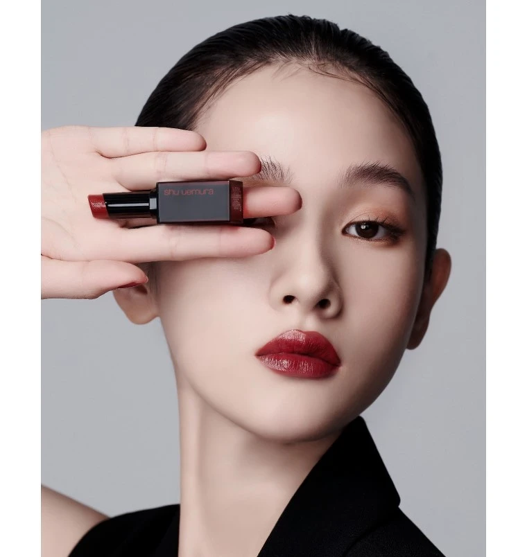 植村秀無色限鏡光唇膏AL RD 194 圖片來源：IG@iris.cc