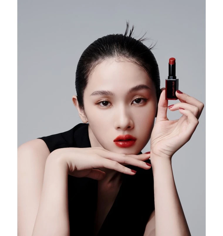 植村秀無色限鏡光唇膏AL BR 784 圖片來源：IG@iris.cc