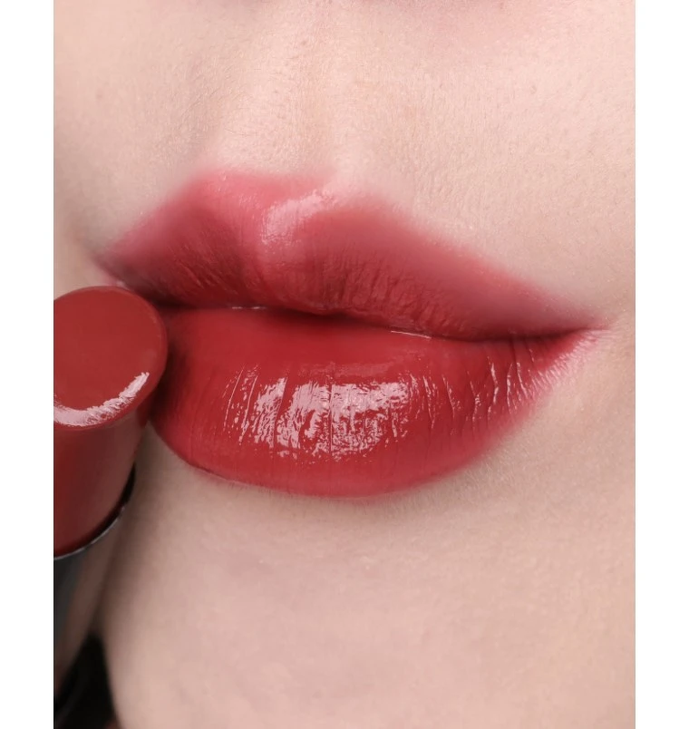 植村秀無色限鏡光唇膏AL RD 194 圖片來源：IG @iris.cc、@memory.dawn