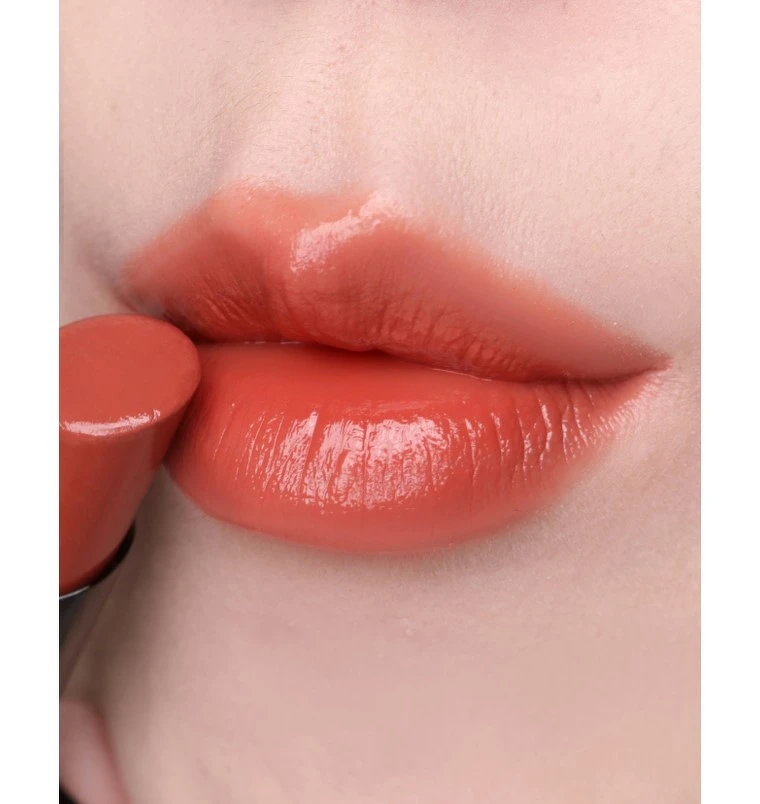 植村秀無色限鏡光唇高AL OR 591 圖片來源：IG @memory.dawn