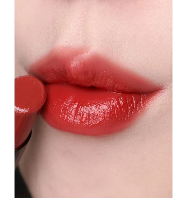 植村秀無色限鏡光唇膏AL BR 784 圖片來源：IG @memory.dawn