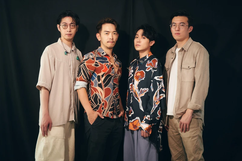 (由左至右)吉他手鍾承洋老師，鋼琴家嚴俊傑 ，歌手吳青峰，吉他手屠衡老師