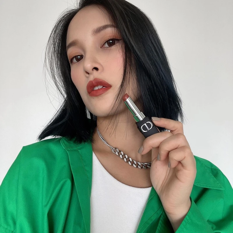 KOL黃小米實擦迪奧超完美持久唇膏#518榛果奶咖。 KOL黃小米實擦迪奧超完美持久唇膏#518榛果奶咖。