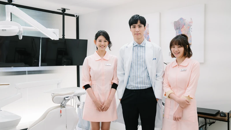 《我的牙想你》余晉（中）詮釋醫術超群的牙醫院長，虹茜（左）、鄭心慈（右）演出牙醫診所護士