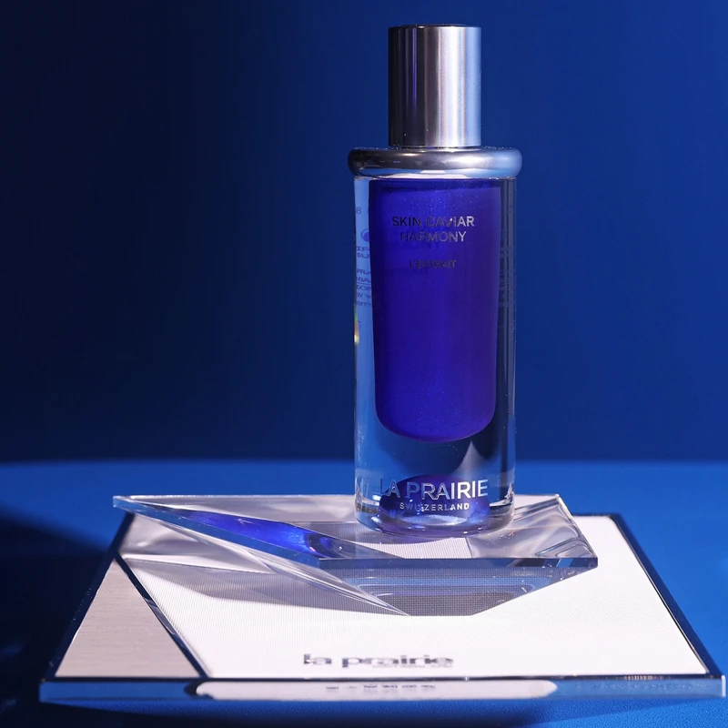 LA PRAIRIE萊珀妮魚子美顏緊緻塑顏精萃,以魚子美顏全新維度「和諧之美」開創肌膚緊緻豐潤美學,實現完美輪廓。 LA PRAIRIE萊珀妮魚子美顏緊緻塑顏精萃,以魚子美顏全新維度「和諧之美」開創肌膚緊緻豐潤美學,實現完美輪廓。