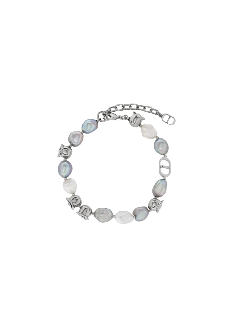 CD Icon白與灰淡水珍珠銀色鈴蘭手鍊,NT$23,000 CD Icon白與灰淡水珍珠銀色鈴蘭手鍊,NT$23,000