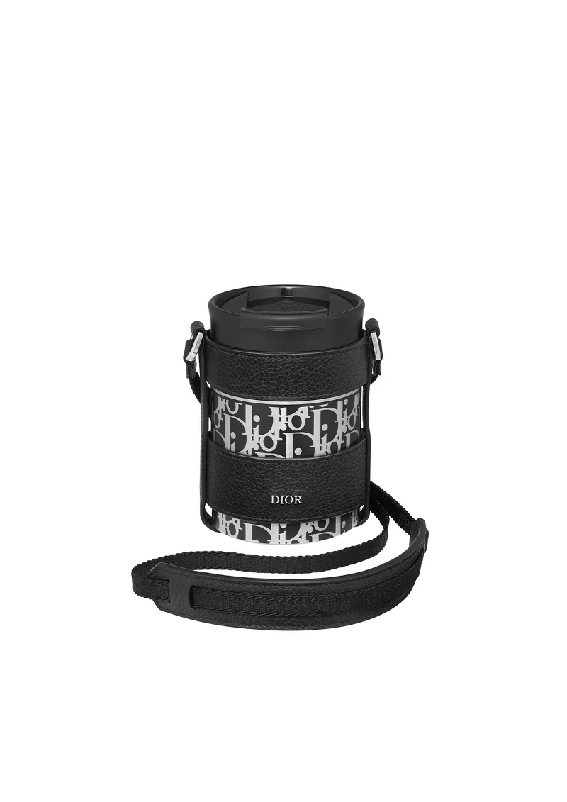Dior不鏽鋼水杯與黑色粒紋小牛皮背帶,NT$23,000 Dior不鏽鋼水杯與黑色粒紋小牛皮背帶,NT$23,000