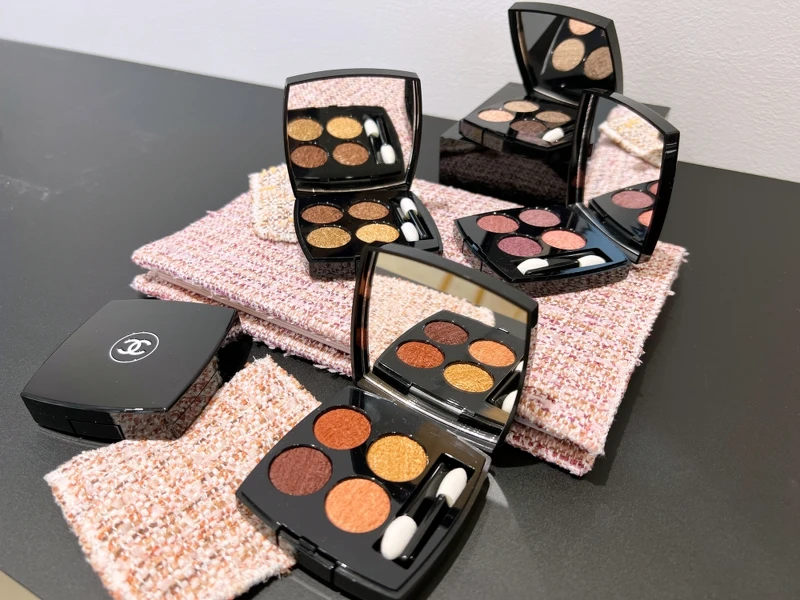 香奈兒斜紋軟呢四色眼影實品。 香奈兒斜紋軟呢四色眼影實品。