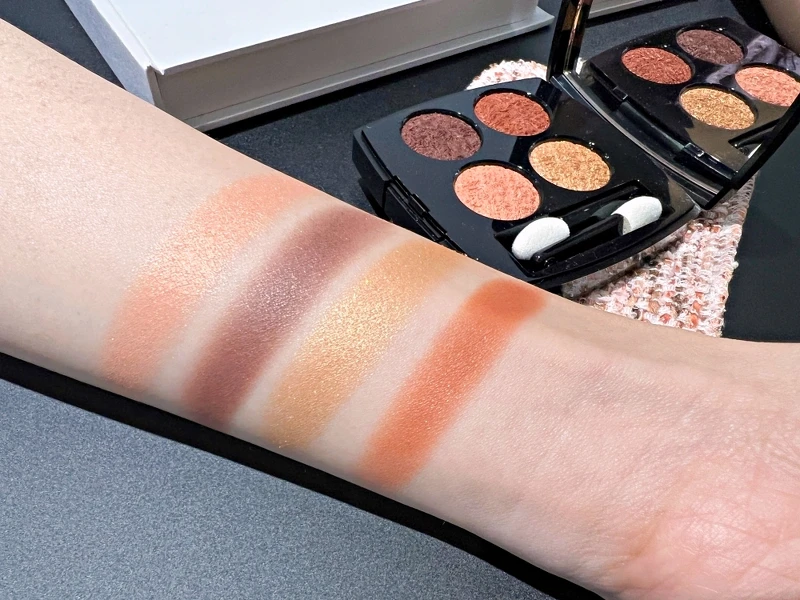 香奈兒斜紋軟呢四色眼影#03紅繡手部試色。 香奈兒斜紋軟呢四色眼影#03紅繡手部試色。