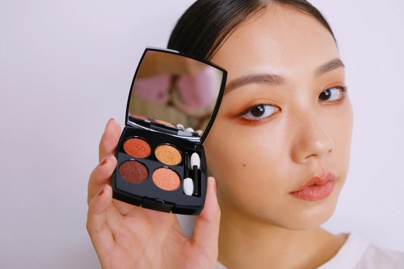 香奈兒斜紋軟呢四色眼影#03紅繡實擦。 香奈兒斜紋軟呢四色眼影#03紅繡實擦。