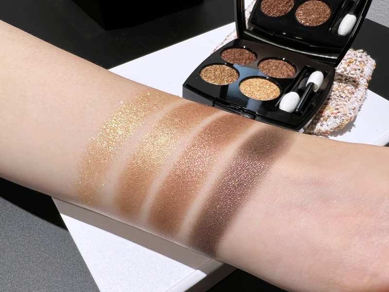 香奈兒斜紋軟呢四色眼影#01古銅手部試色。 香奈兒斜紋軟呢四色眼影#01古銅手部試色。