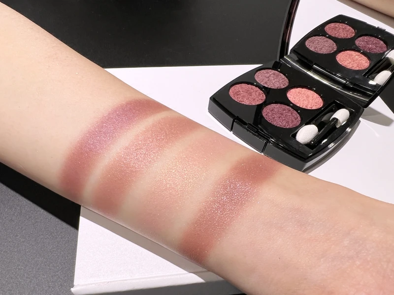 香奈兒斜紋軟呢四色眼影#02紫雲手部試色。 香奈兒斜紋軟呢四色眼影#02紫雲手部試色。