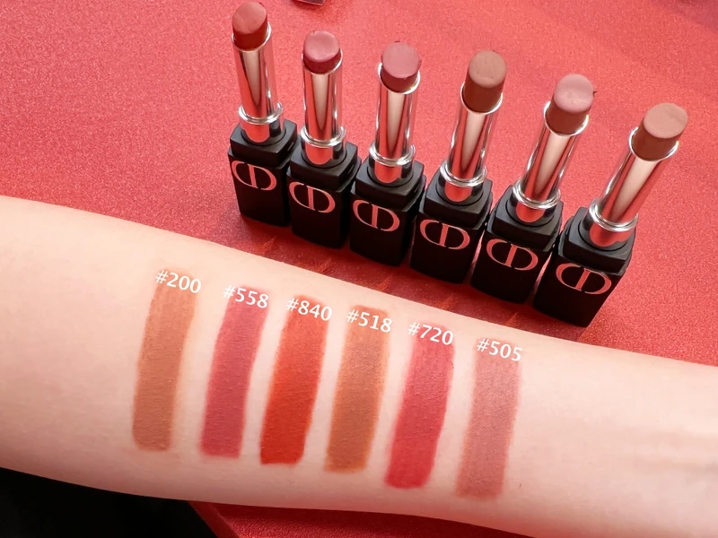 DIOR 迪奧超完美持久唇膏主打色手部試色。 DIOR 迪奧超完美持久唇膏主打色手部試色。