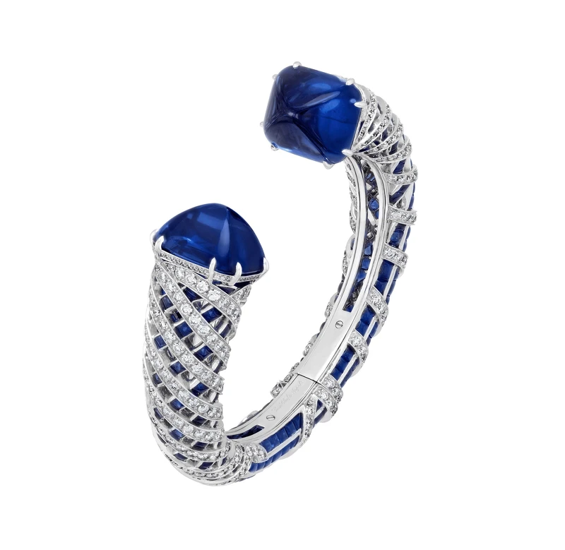 18K白金鑲嵌緬甸藍寶石、藍寶石與鑽石 Twist saphir 手鐲,Van Cleef & Arpels。 18K白金鑲嵌緬甸藍寶石、藍寶石與鑽石 Twist saphir 手鐲,Van Cleef & Arpels。