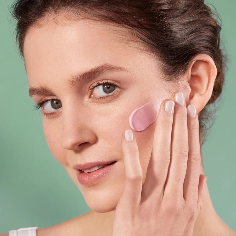 Melvita蜜葳特王者玫瑰凝水彈力霜質地示意。