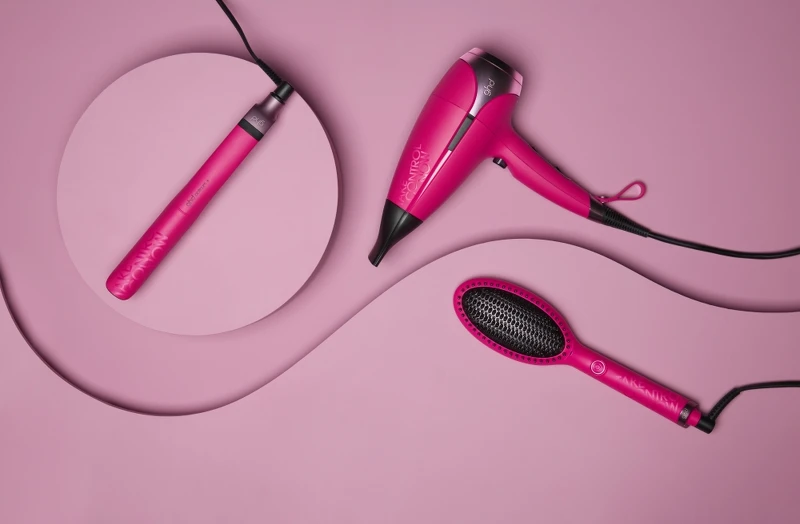 ghd 2022紅心限定版整髮工具《包含：獲獎無數的platinum+新白金造型夾、一梳直順亮的glide電子梳和吹風機之王helios專業造型負離子吹風機。