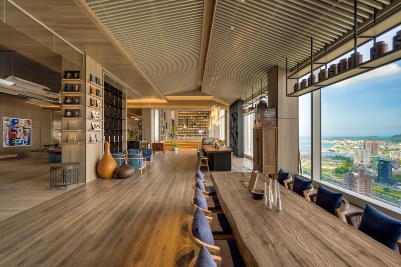 飛裊茶軒位於25樓大廳落地窗旁。