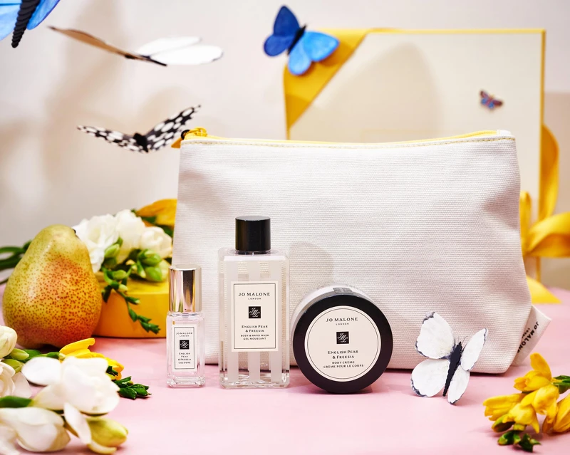 搶搭年度限定系列新品熱潮，英國梨與小蒼蘭的明星商品也同時推出超級限定組合，更有以小支英國梨與小蒼蘭香水搭配潤膚霜、潔膚露的糅香旅行組，多樣獨家組合勢必趁機入手！