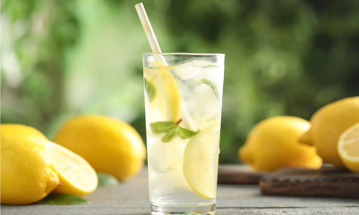 (喝檸檬汁、洛神花茶等帶有酸味的飲品也可以解渴。 圖片來源 / Shutterstock) (喝檸檬汁、洛神花茶等帶有酸味的飲品也可以解渴。 圖片來源 / Shutterstock)