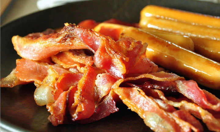 (營養師強調,油膩大餐、加工食物、精緻澱粉等,才是造成血糖波動的真正原因。圖片來源 / Shutterstock) (營養師強調,油膩大餐、加工食物、精緻澱粉等,才是造成血糖波動的真正原因。圖片來源 / Shutterstock)