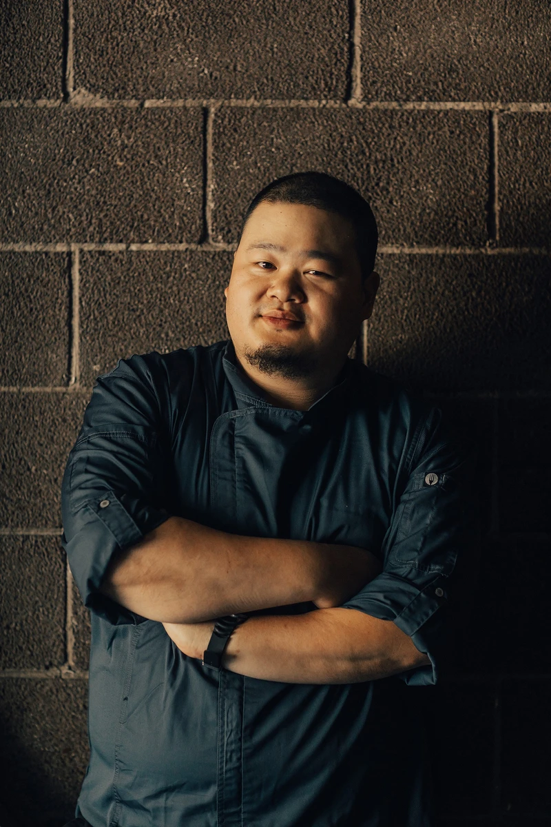 主廚李信男(Nobu Lee),擅長法式料理,曾在紐西蘭獲得《Cuisine》評鑑最高榮譽。目前為Orchid by Nobu Lee 蘭的主廚。 主廚李信男(Nobu Lee),擅長法式料理,曾在紐西蘭獲得《Cuisine》評鑑最高榮譽。目前為Orchid by Nobu Lee 蘭的主廚。