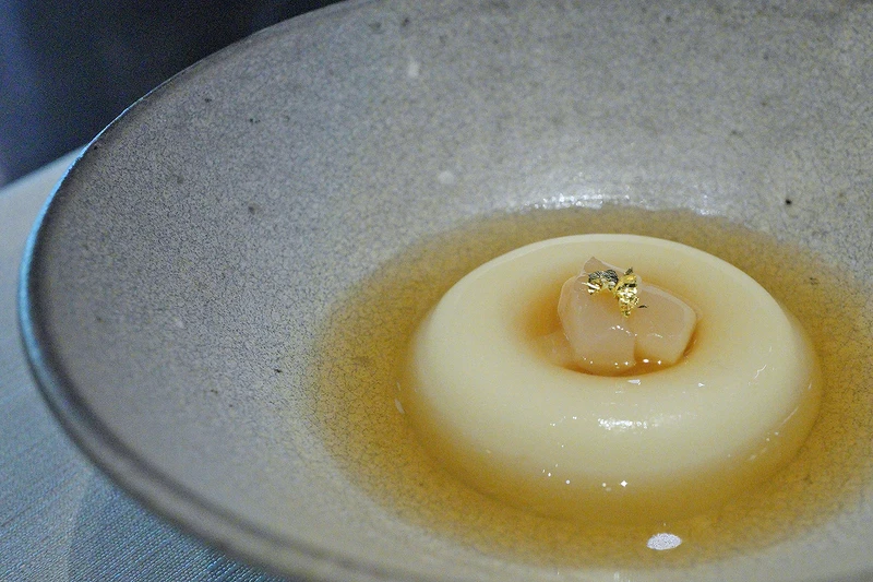 「干貝慕斯|旨味清湯」此道為 Nobu 主廚的經典菜色。 「干貝慕斯|旨味清湯」此道為 Nobu 主廚的經典菜色。