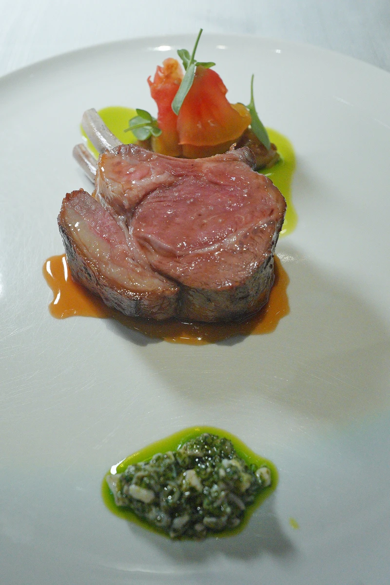 羊排搭配了日本生蠔油醋。 羊排搭配了日本生蠔油醋。