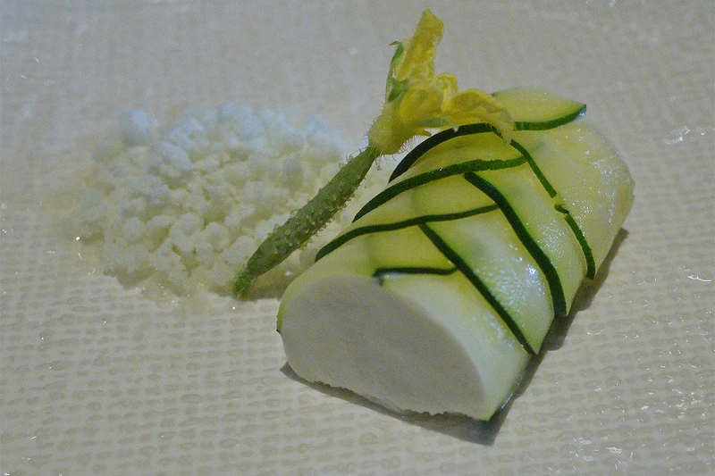 主廚打破鹹跟甜的界線,以蔬菜入甜點為靈感發想。 主廚打破鹹跟甜的界線,以蔬菜入甜點為靈感發想。