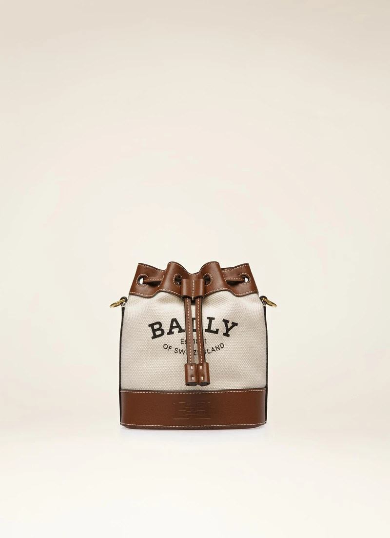 Cleoh 米白帆布小水桶包，NT23,000。