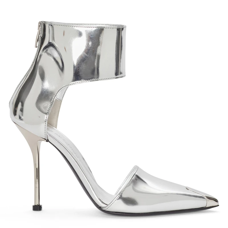 Alexander McQueen 金屬高跟鞋,價格店洽。 Alexander McQueen 金屬高跟鞋,價格店洽。