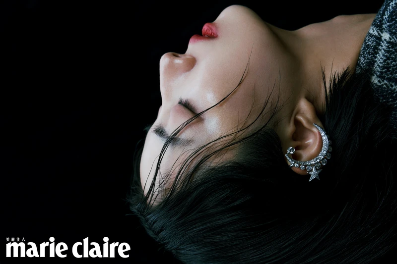 1932 頂級珠寶系列 Lune Talisman 銬式耳環、Soleil Doré 項鍊、手鍊及戒指、 海軍藍格紋印花羊毛外套，all by CHANEL。