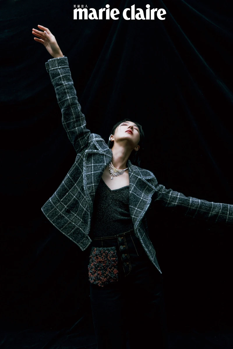 1932 頂級珠寶系列 Lune Talisman 銬式耳環、Soleil Doré 項鍊、手鍊及戒指、 海軍藍格紋印花羊毛外套、黑色嫘縈背心、黑色刺繡口袋水洗丹寧寬褲，all by CHANEL。