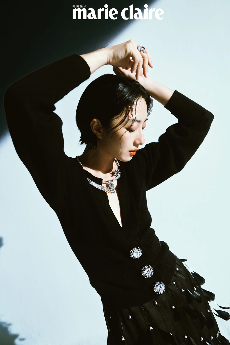 1932 頂級珠寶系列 Comète Volute 項鍊及戒指、黑色喀什米爾服飾珠寶鈕扣開襟衫、黑色烏干紗羽毛幻象珍珠刺繡長裙，all by CHANEL。