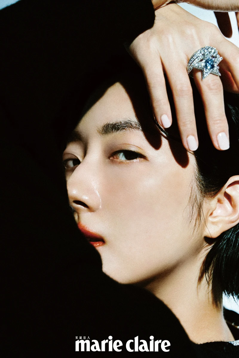 1932 頂級珠寶系列 Comète Volute 項鍊及戒指、黑色喀什米爾服飾珠寶鈕扣開襟衫，all by CHANEL。