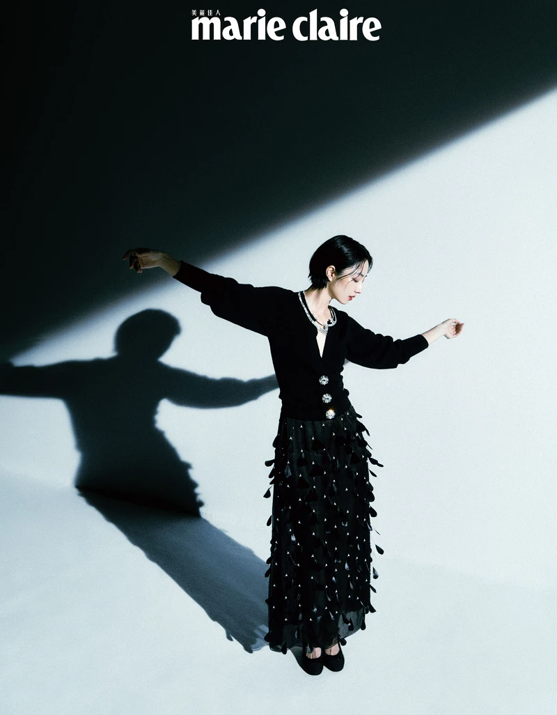 1932 頂級珠寶系列 Comète Volute 項鍊及戒指、黑色喀什米爾服飾珠寶鈕扣開襟衫、黑色烏干紗羽毛幻象珍珠刺繡長裙、香奈兒鞋履，all by CHANEL。