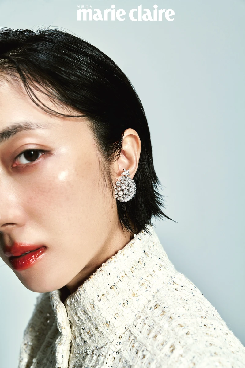 1932 頂級珠寶系列 Lune Talisman 耳環、白色幻彩斜紋軟呢長外套，both by CHANEL。