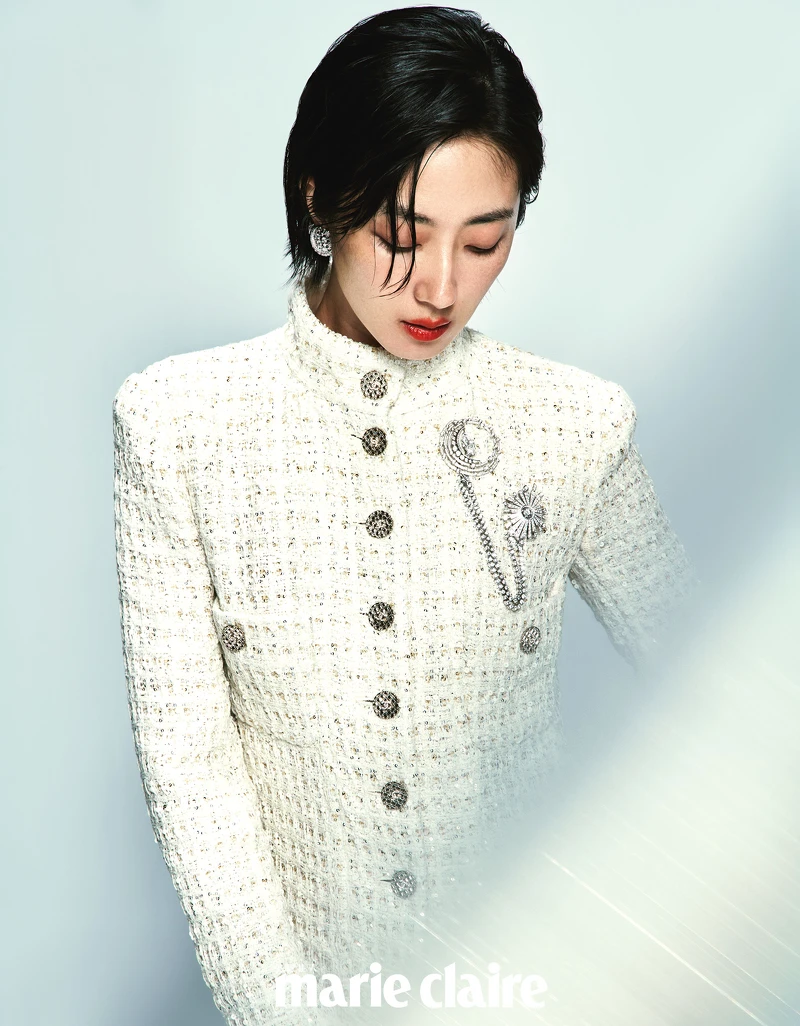 1932 頂級珠寶系列 Lune Talisman 耳環及 Lune Etincelante 胸針、白色幻彩斜紋軟呢長外套，all by CHANEL。