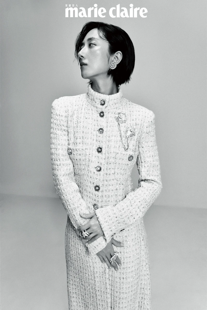 1932 頂級珠寶系列 Lune Talisman 耳環及 Lune Etincelante 胸針、Comète Infinie 戒指、 Comète Talisman 戒指、白色幻彩斜紋軟呢長外套，all by CHANEL。