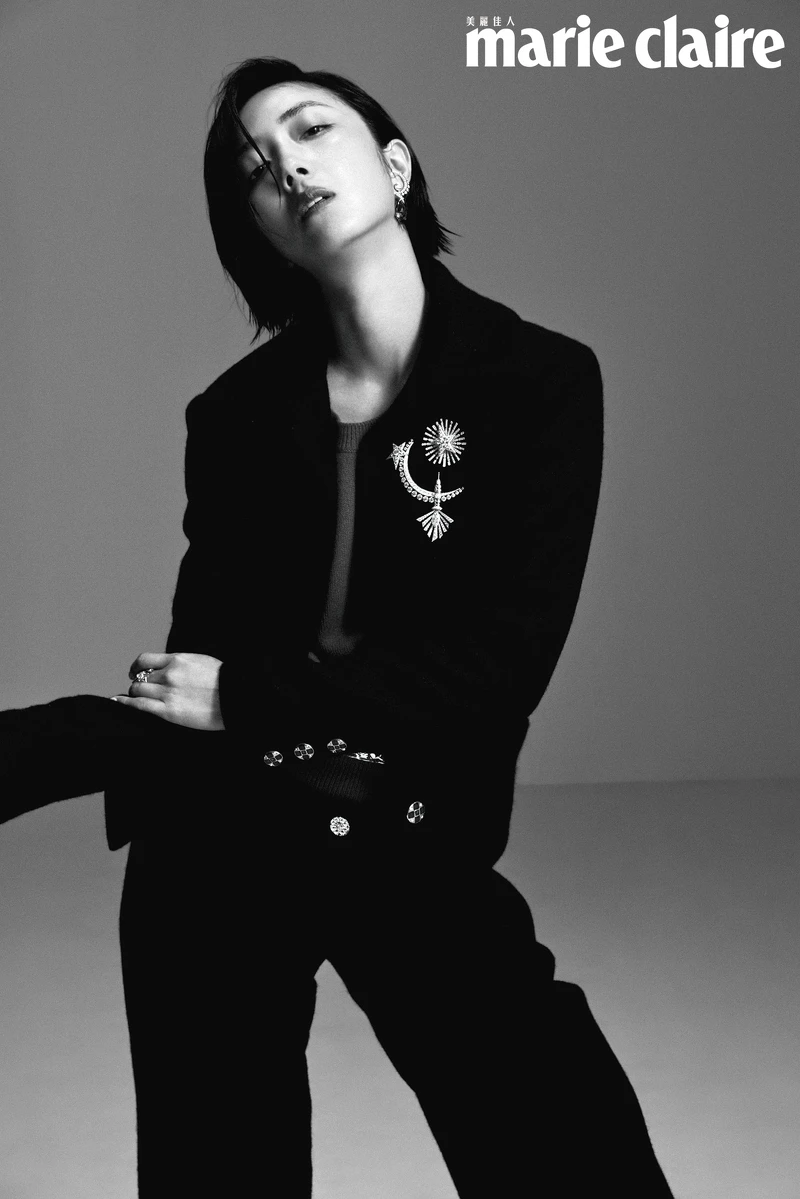 1932 頂級珠寶系列 Lune Talisman 耳環、Lune Éternelle胸針、Comète Aubazine 胸針、黑色羊毛斜紋軟呢外套與同款長褲，all by CHANEL。