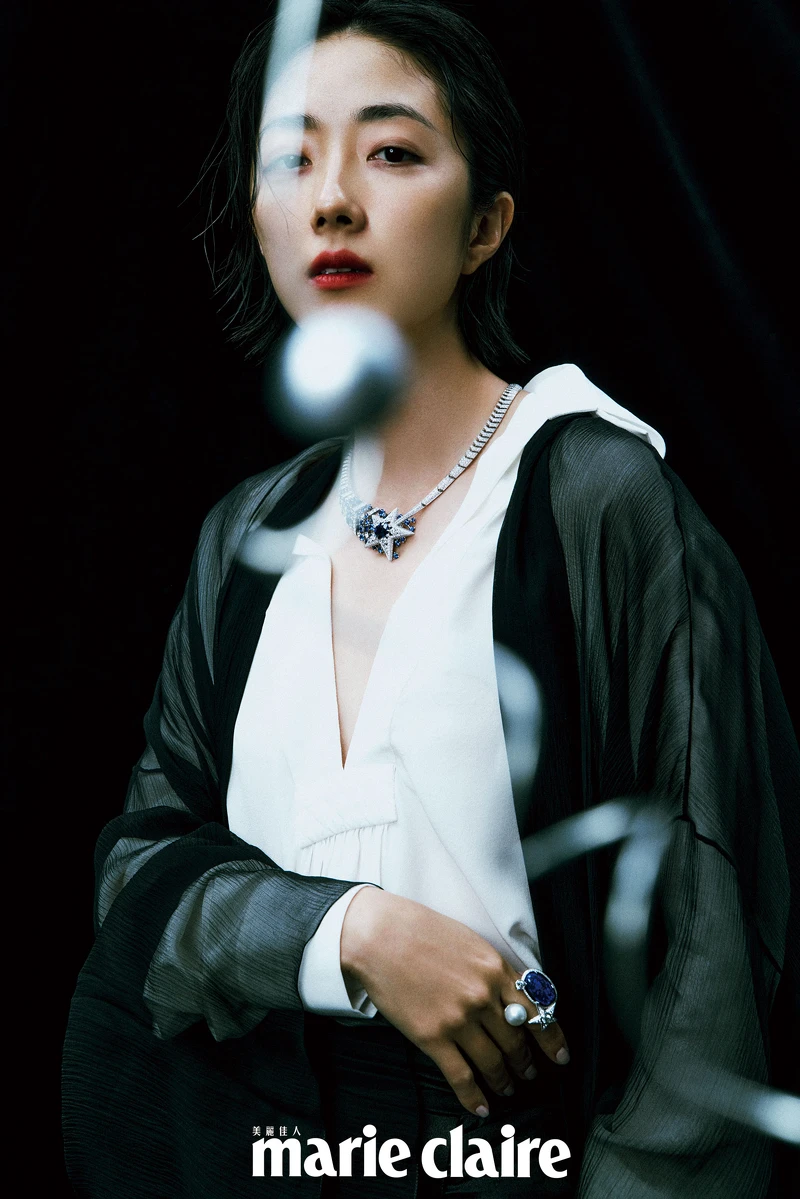 1932 頂級珠寶系列 Comète Saphir 項鍊及 Comète Opale 戒指、米色真絲縐紗開領襯衫 黑色真絲府綢罩衫、黑色緞面縐紗長褲，all by CHANEL。