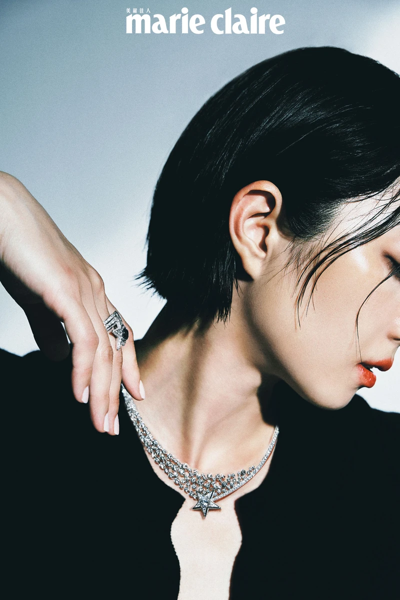 1932 頂級珠寶系列 Pluie de Comètes 項鍊及 Comète Volute 戒指、黑色喀什米爾服飾珠寶鈕扣開襟衫，all by CHANEL。