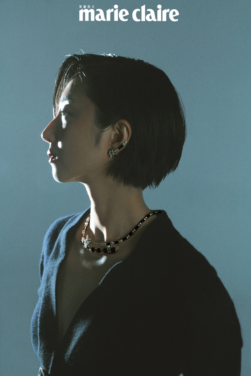 1932 頂級珠寶系列 Comète Harmonie 耳環及項鍊、黑色喀什米爾服飾珠寶鈕扣開襟衫，all by CHANEL。